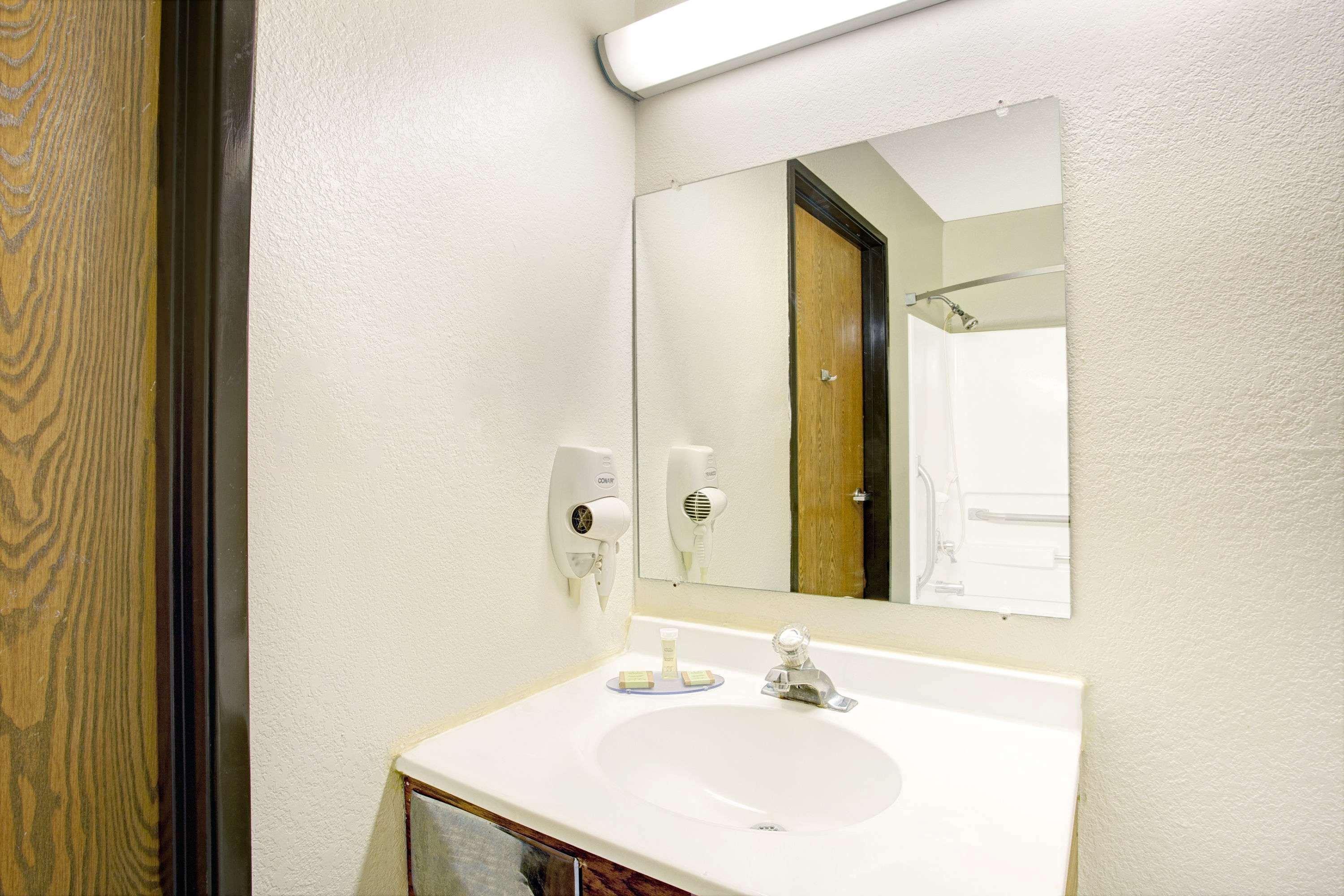 Super 8 By Wyndham Newport News/Jefferson Ave. Hotel Buitenkant foto