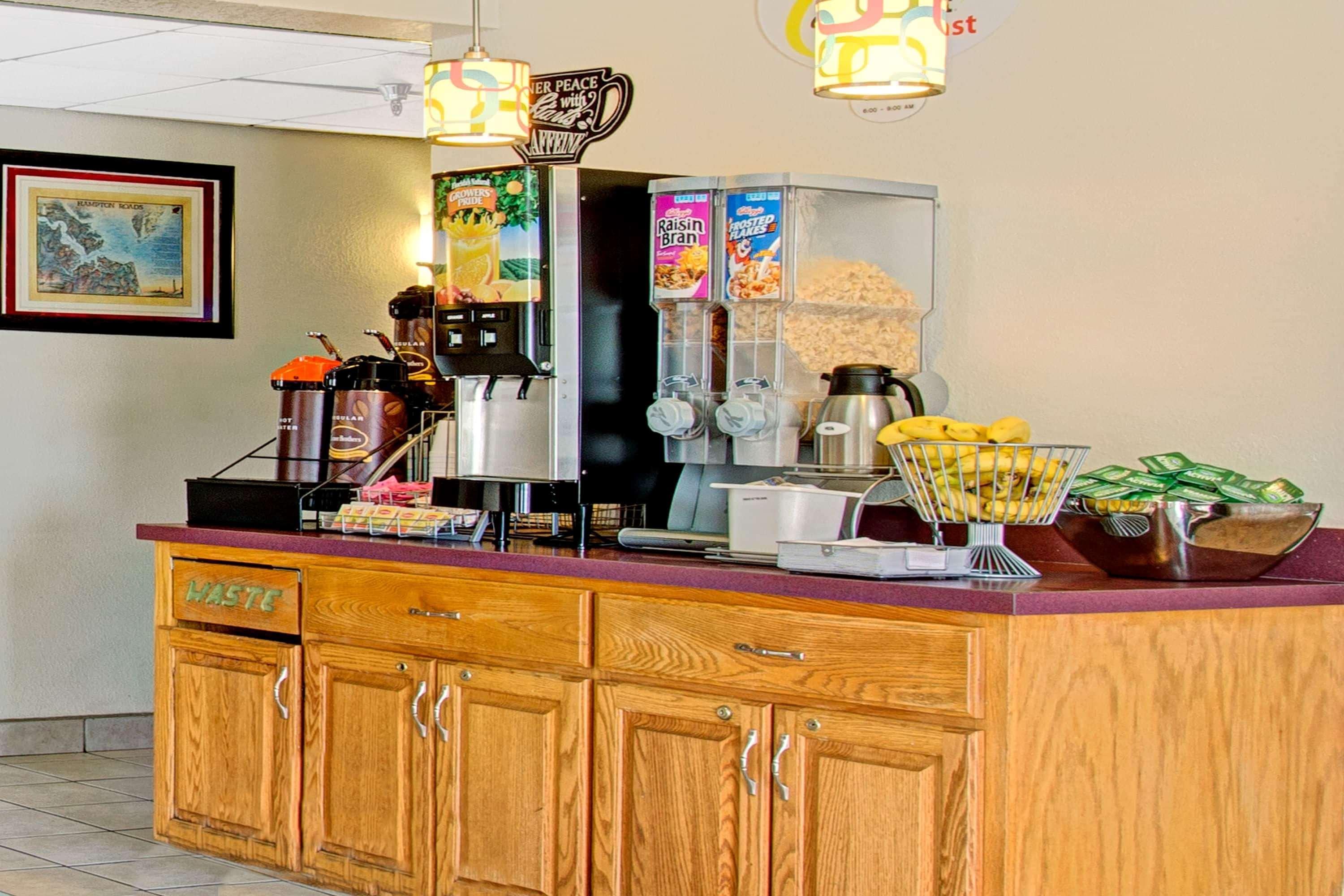 Super 8 By Wyndham Newport News/Jefferson Ave. Hotel Buitenkant foto
