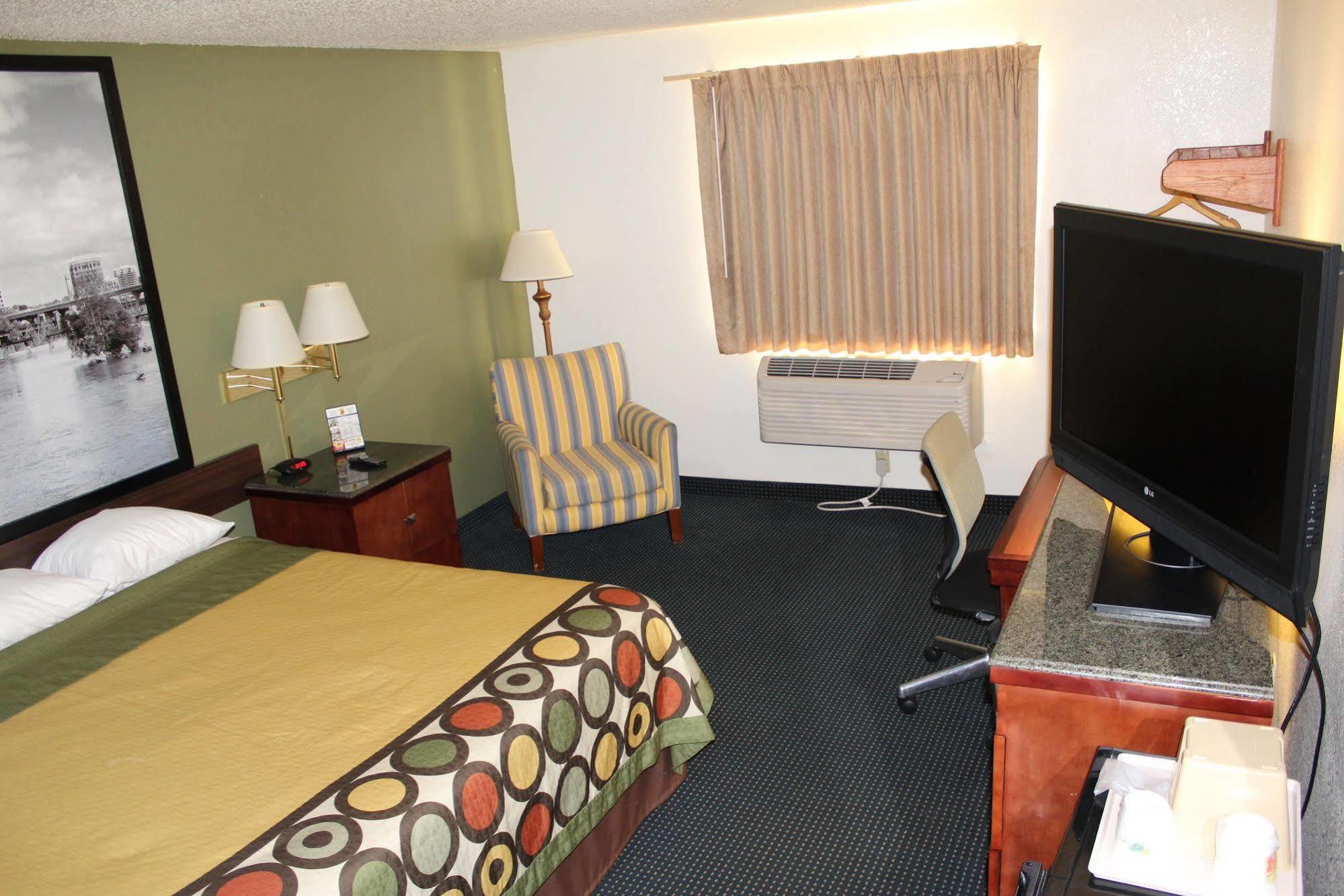 Super 8 By Wyndham Newport News/Jefferson Ave. Hotel Buitenkant foto