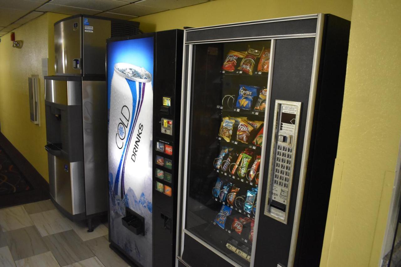 Super 8 By Wyndham Newport News/Jefferson Ave. Hotel Buitenkant foto